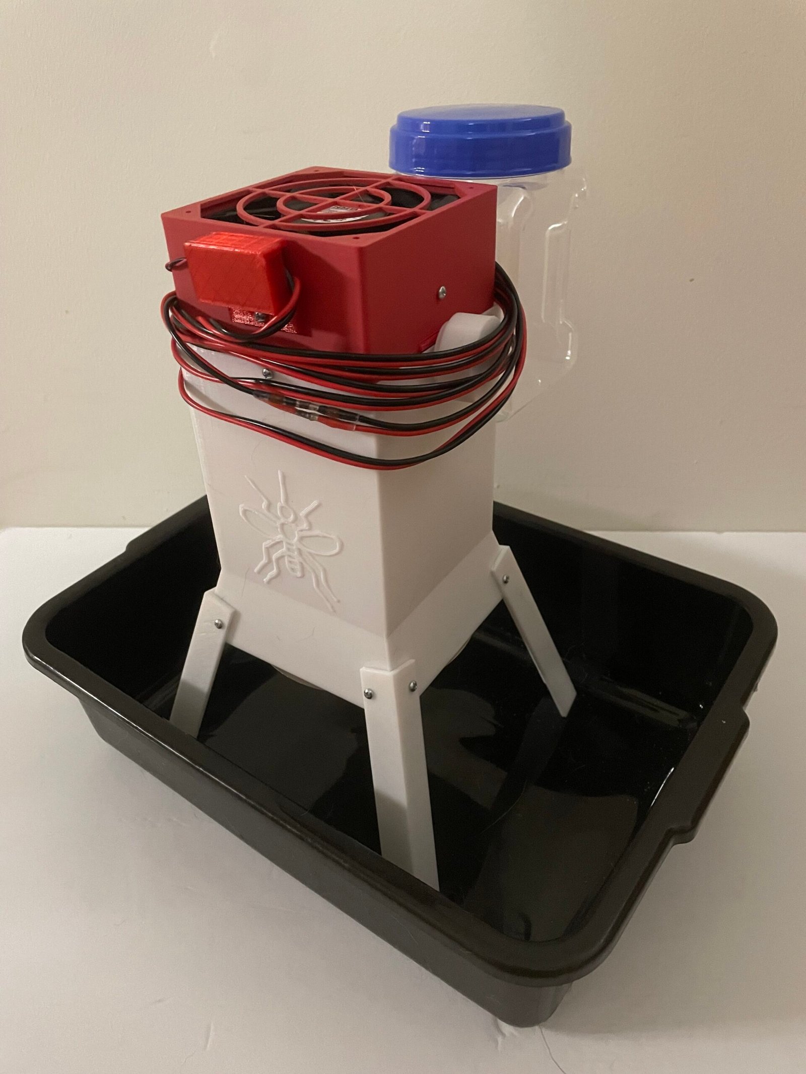 Gravid trap for mosquitoes looking tolay eggs